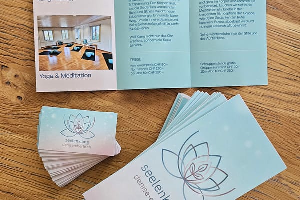 Broschüre und Visitenkarten von Seelenklang mit Yoga- und Meditationsraum